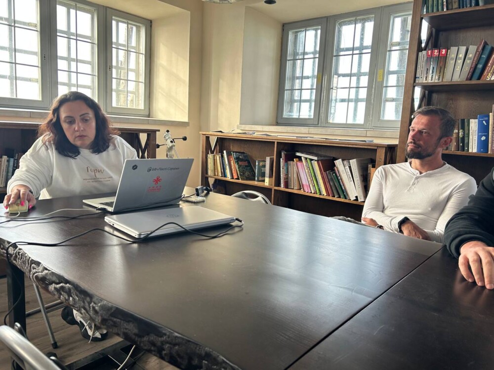 photo_5244830744537331282_y