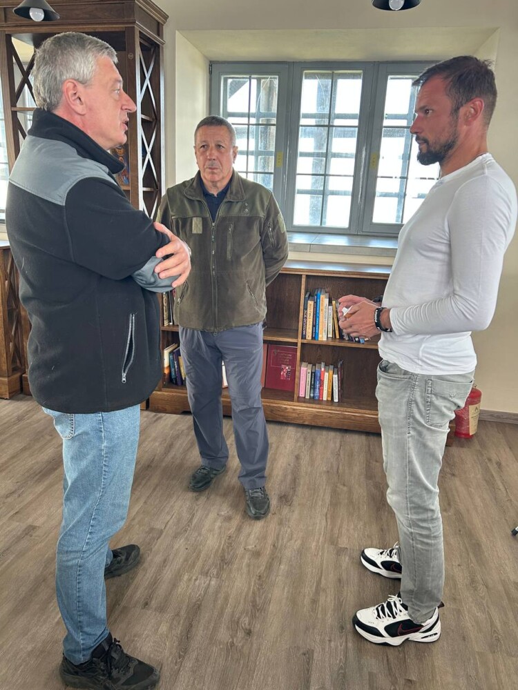 photo_5244830744537331283_y