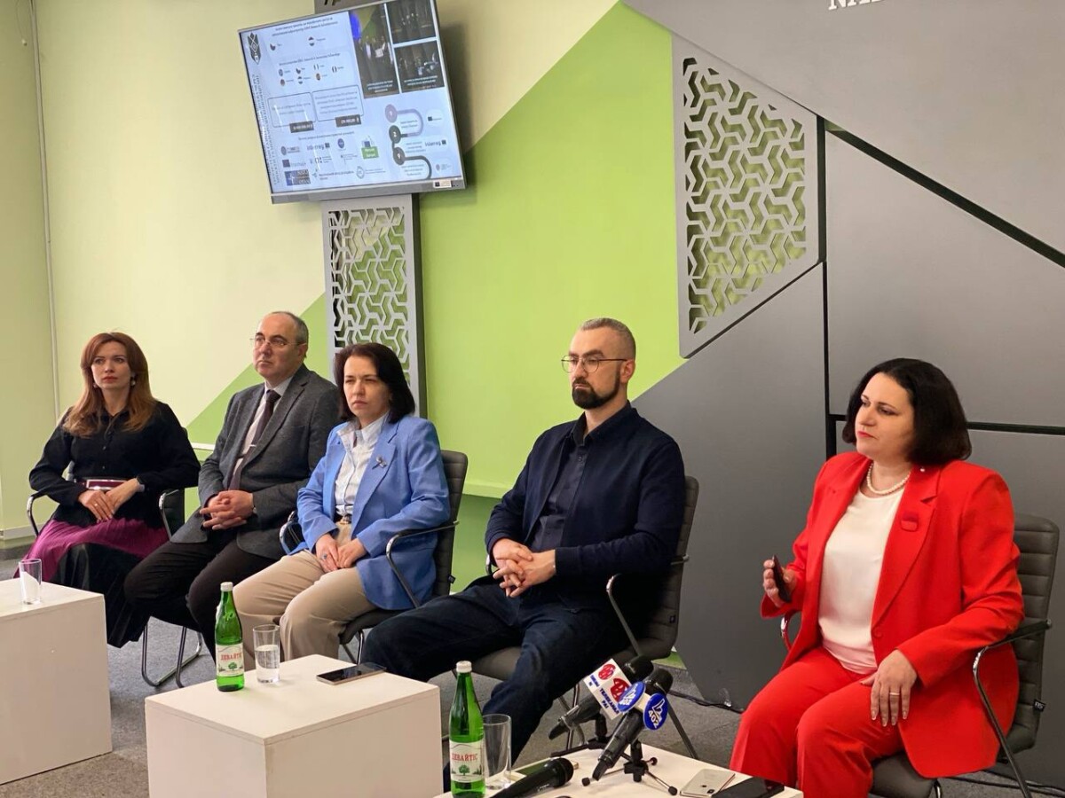 photo_5258478351016466544_y